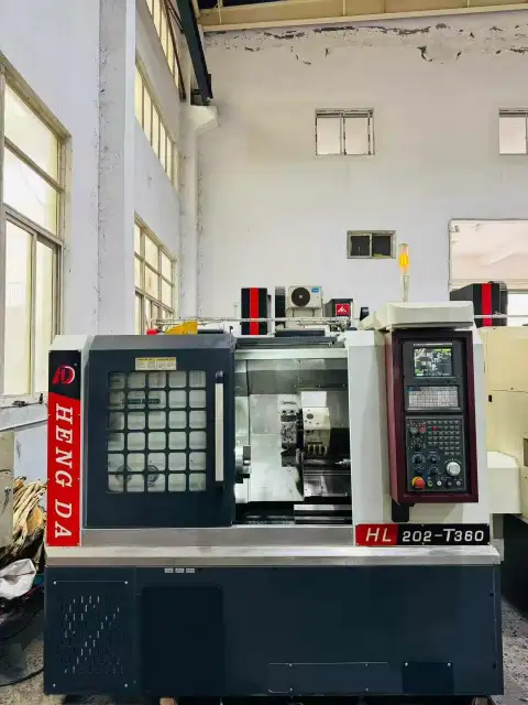 Torno CNC de torreta Hengda HL 202-T 360 usado con control KND K 1000 TCi-D