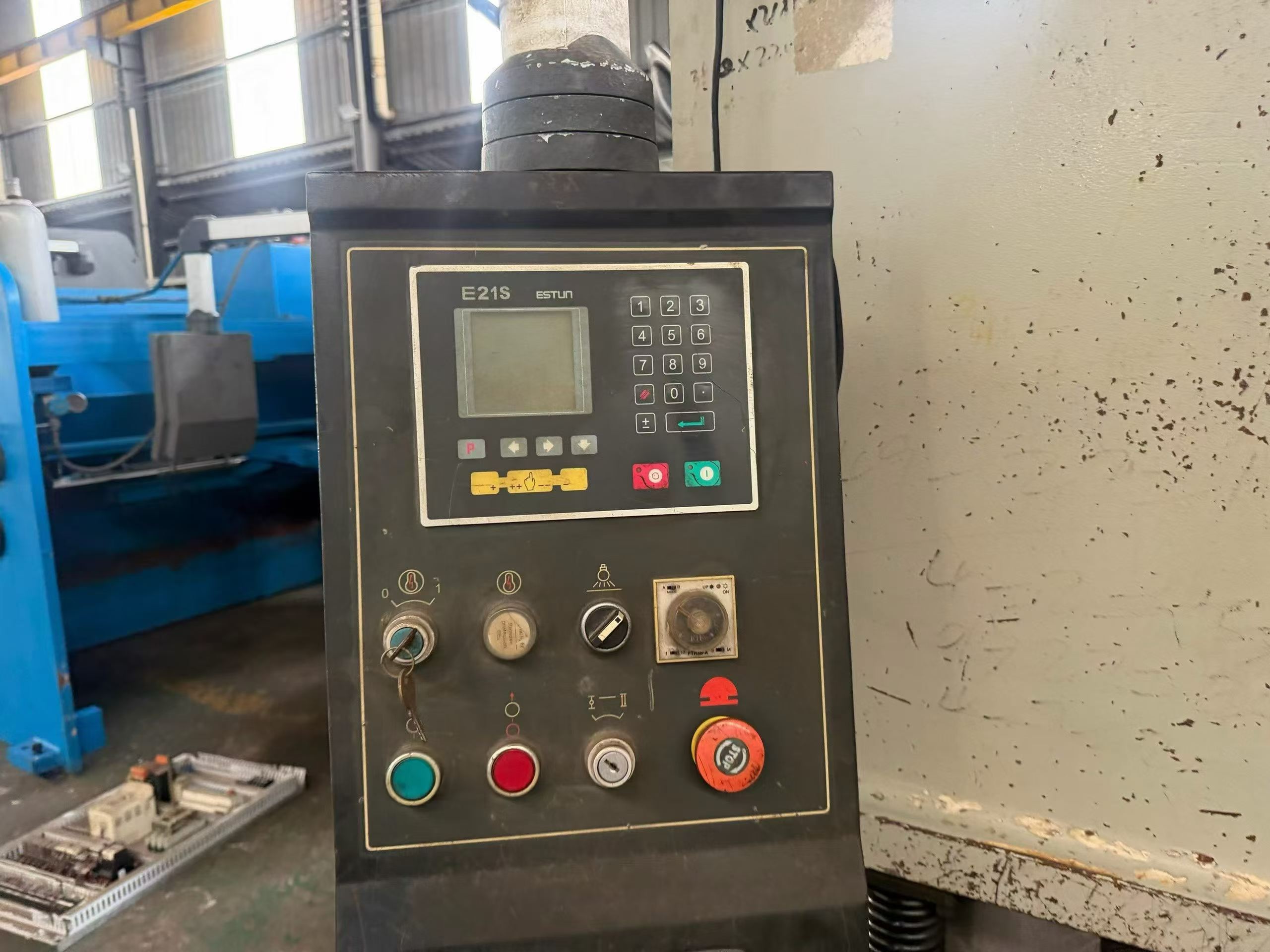 Used Zhongya QC 12 Y-8 X 4000 Hydraulic Swing-Beam Shearing Machine photo 2