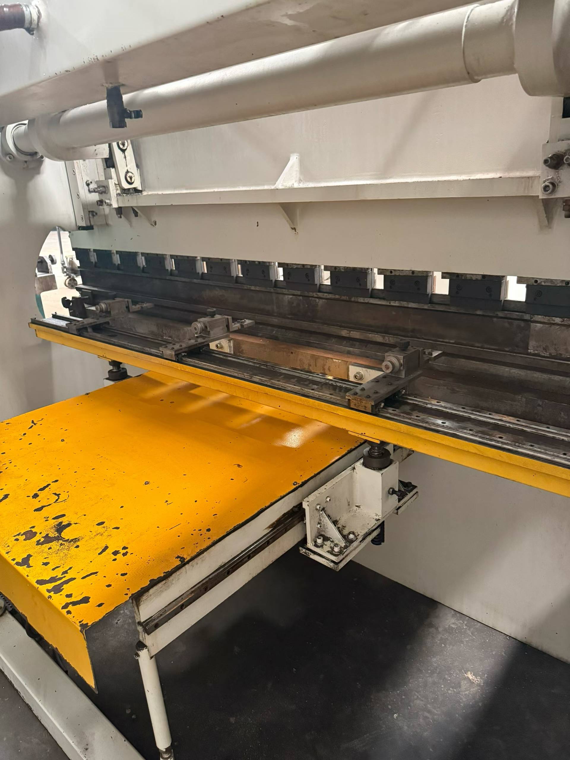 Used Sanxin 125 T x 3200 mm Dual-Servo CNC Press Brake with Delem DA-41 L Control photo 3