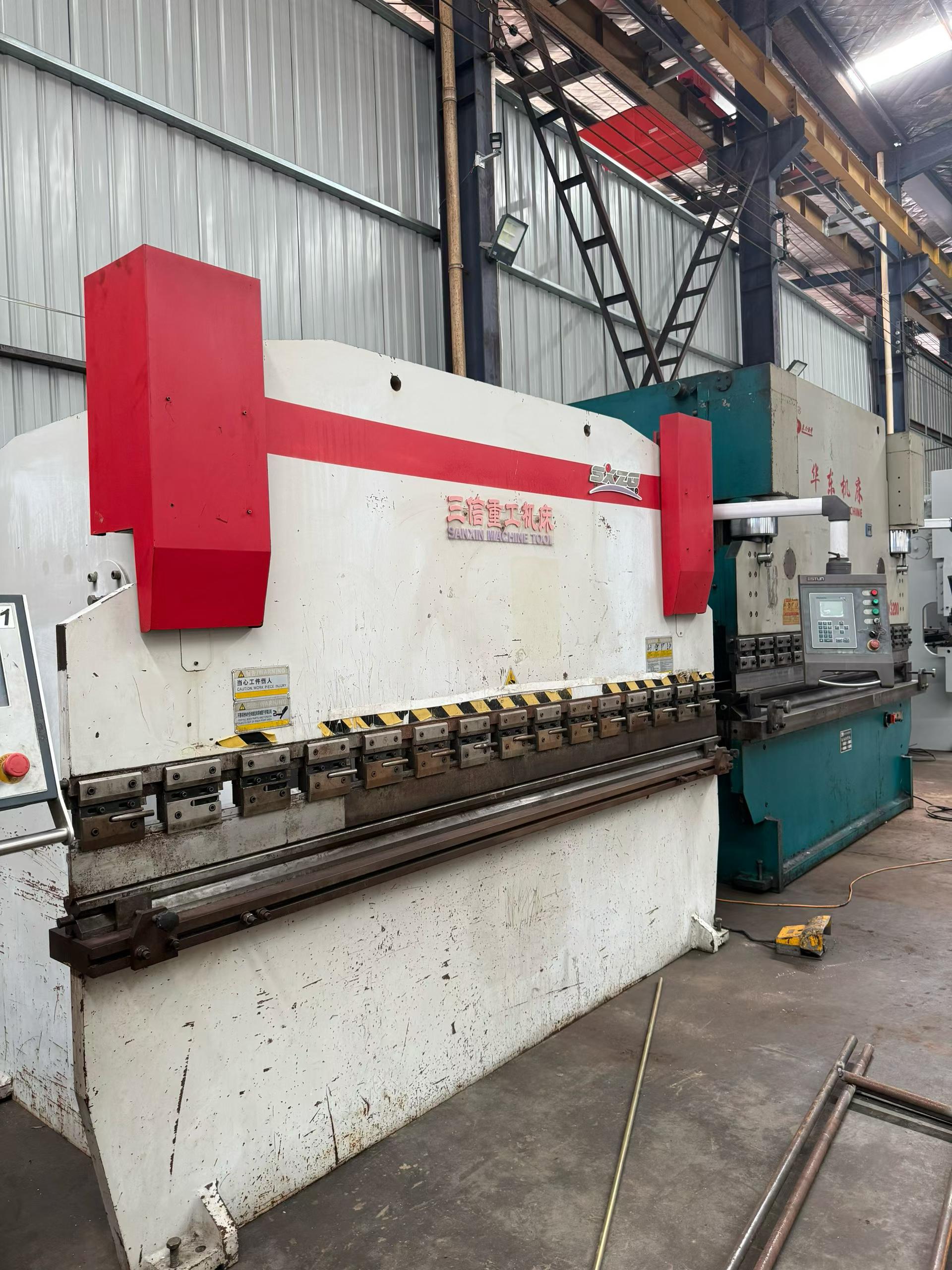 مكبس ثني CNC ثنائي السيرفو Sanxin 125 T × 3200 مم مستعمل مع وحدة تحكم Delem DA-41 L
