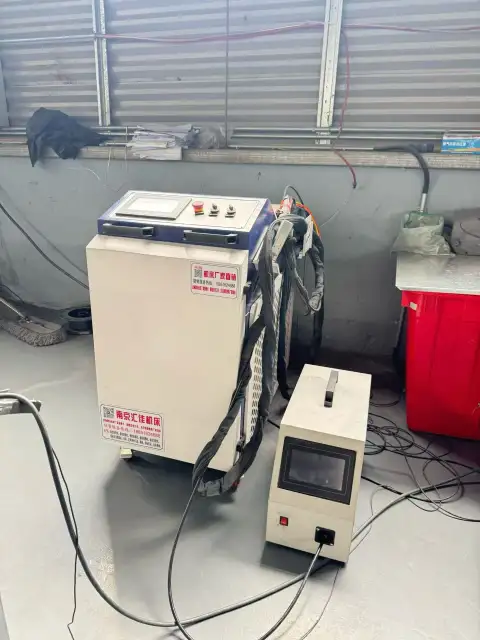 Máquina de soldadura láser de fibra manual usada ZS-SCH 3000 W, 3000 W — Dos unidades disponibles