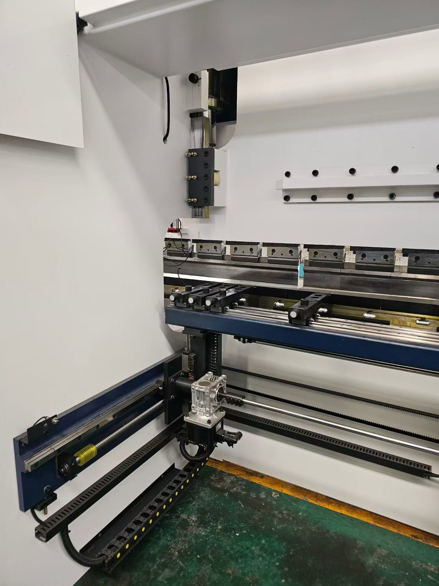 Used Zhongya ZYF-110 T/3200 Electro-Hydraulic Servo CNC Press Brake photo 5