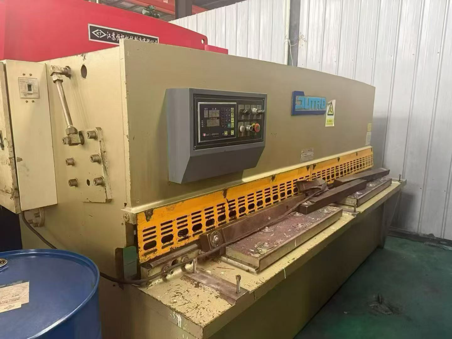 Used Donghai 6 x 2500 Shearing Machine with MD 11-1 CNC Control