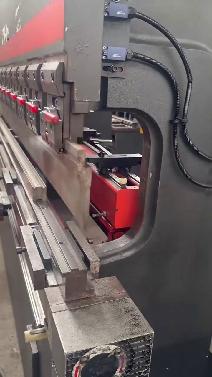 Used KOMILE 100-Ton 3200 Three-Servo CNC Press Brake with Swiss CT 8 Control