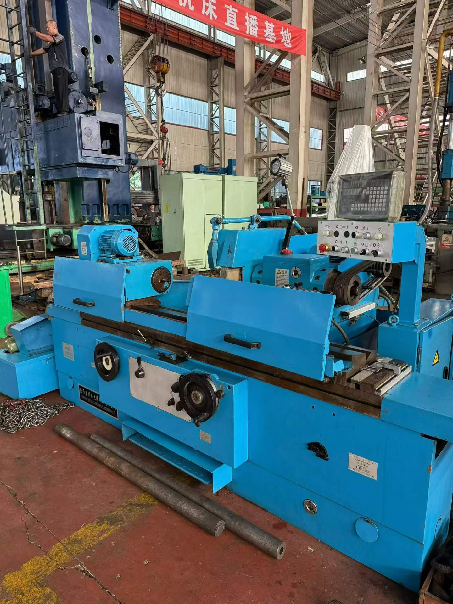 Used QinChuan ME 1332 A Cylindrical Grinding Machine (1000 mm) photo 2