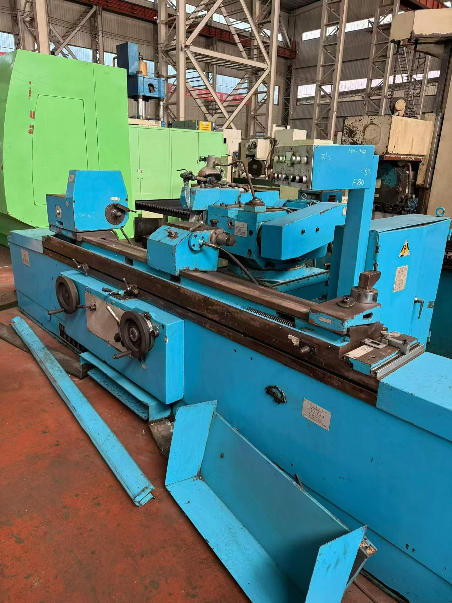 Used QinChuan ME 1332 A Cylindrical Grinding Machine (1000 mm) photo 6
