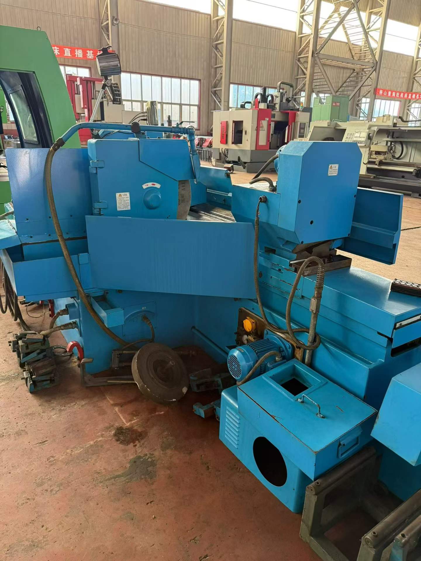 Used QinChuan ME 1332 A Cylindrical Grinding Machine (1000 mm) photo 5