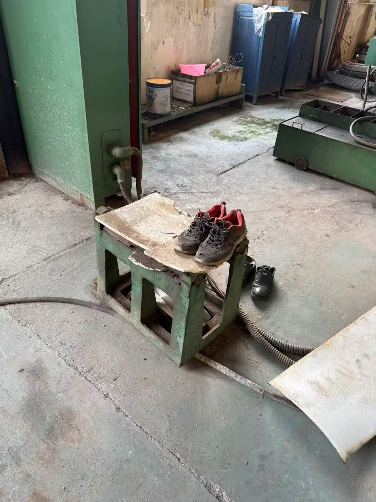 Used Shanghai Machine Tool Works MQ 1350 B Cylindrical Grinding Machine (500 x 2000 mm) photo 4