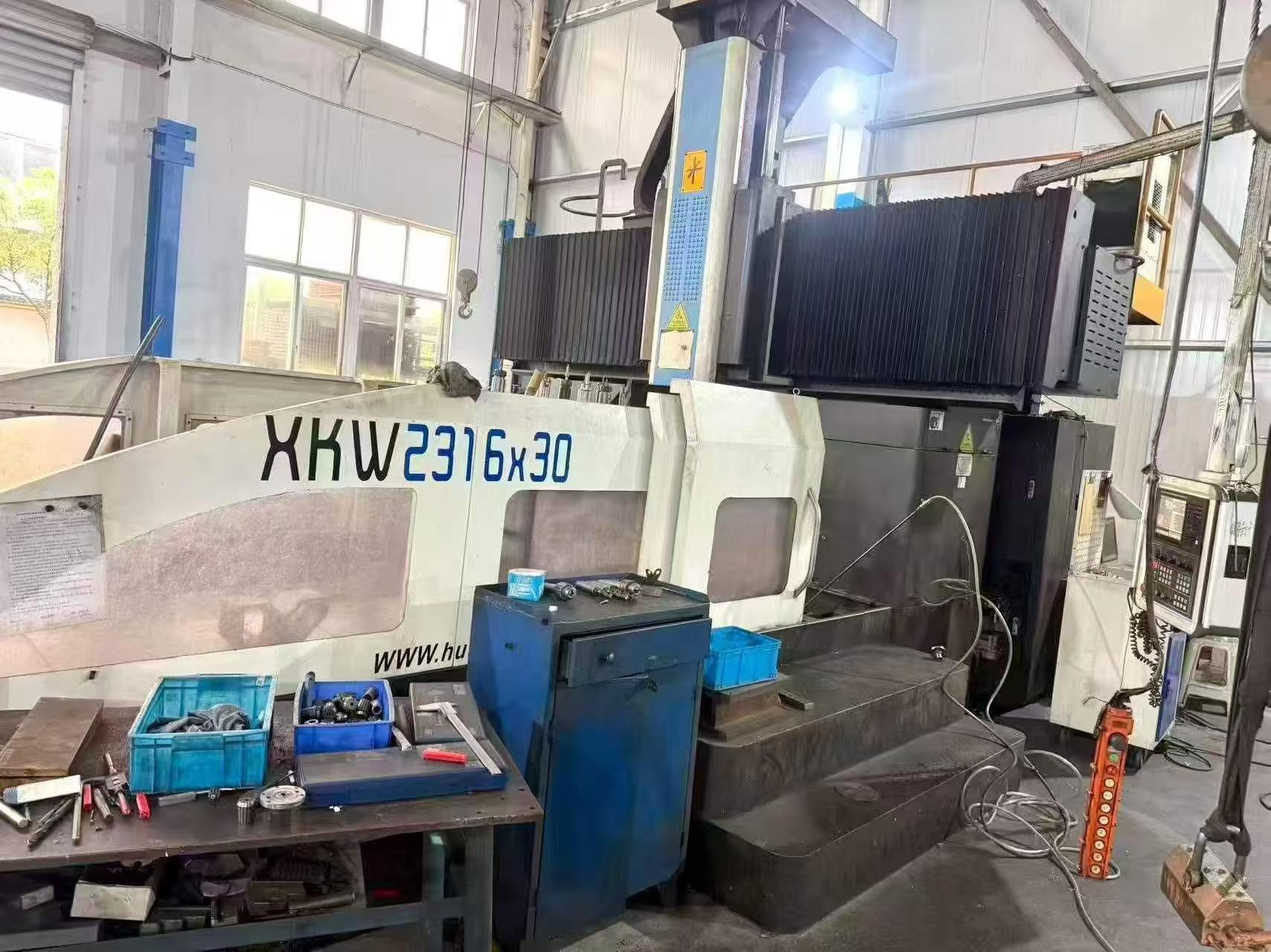 เครื่องกัดและคว้าน CNC แบบกานทรีคานคงที่ Weihai Huadong XKW 2316 x 30 ใช้แล้ว