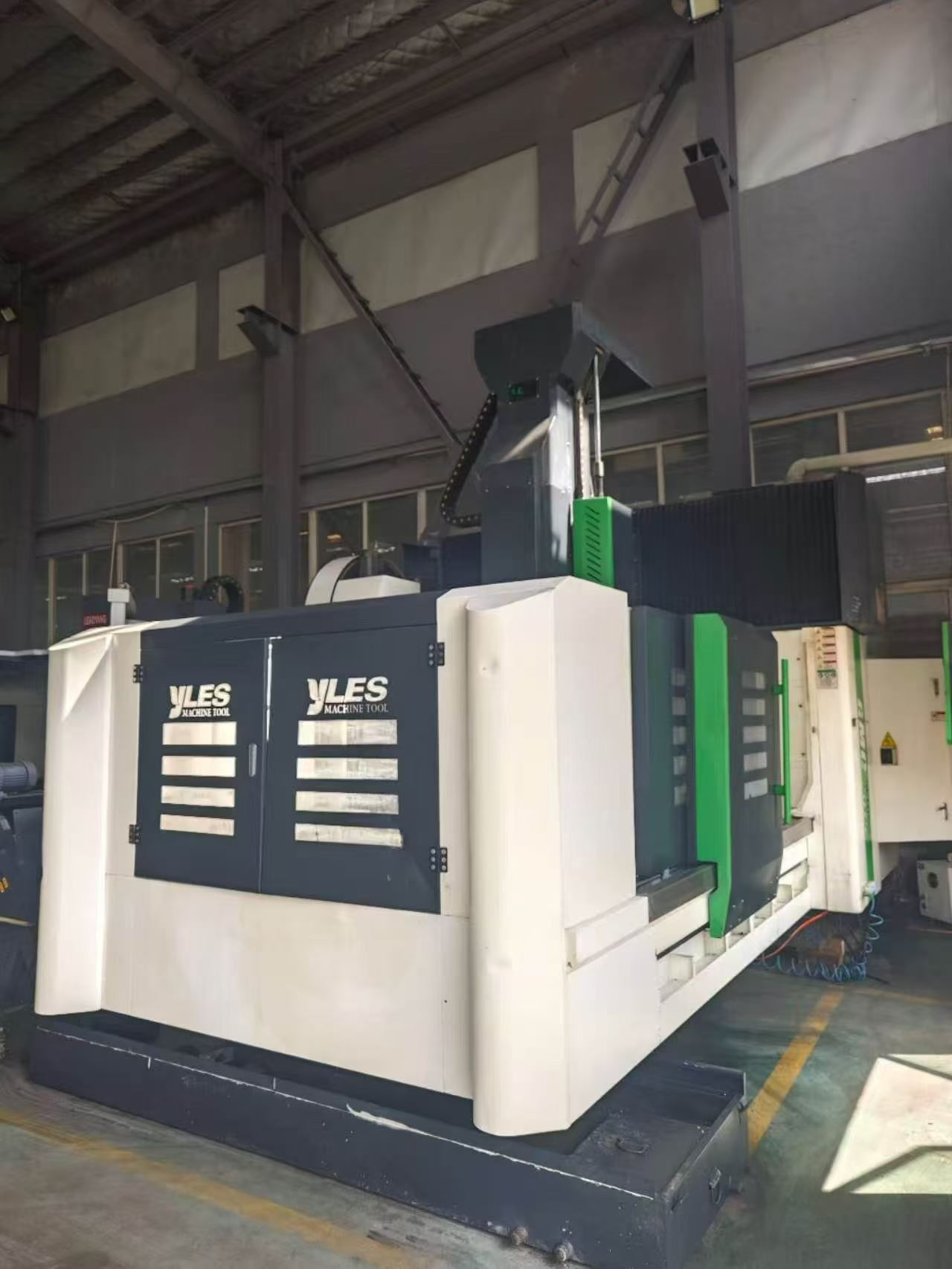 Б/у обрабатывающий центр с ЧПУ портального типа YLES GMC 2015 с FANUC 0i-MF Plus