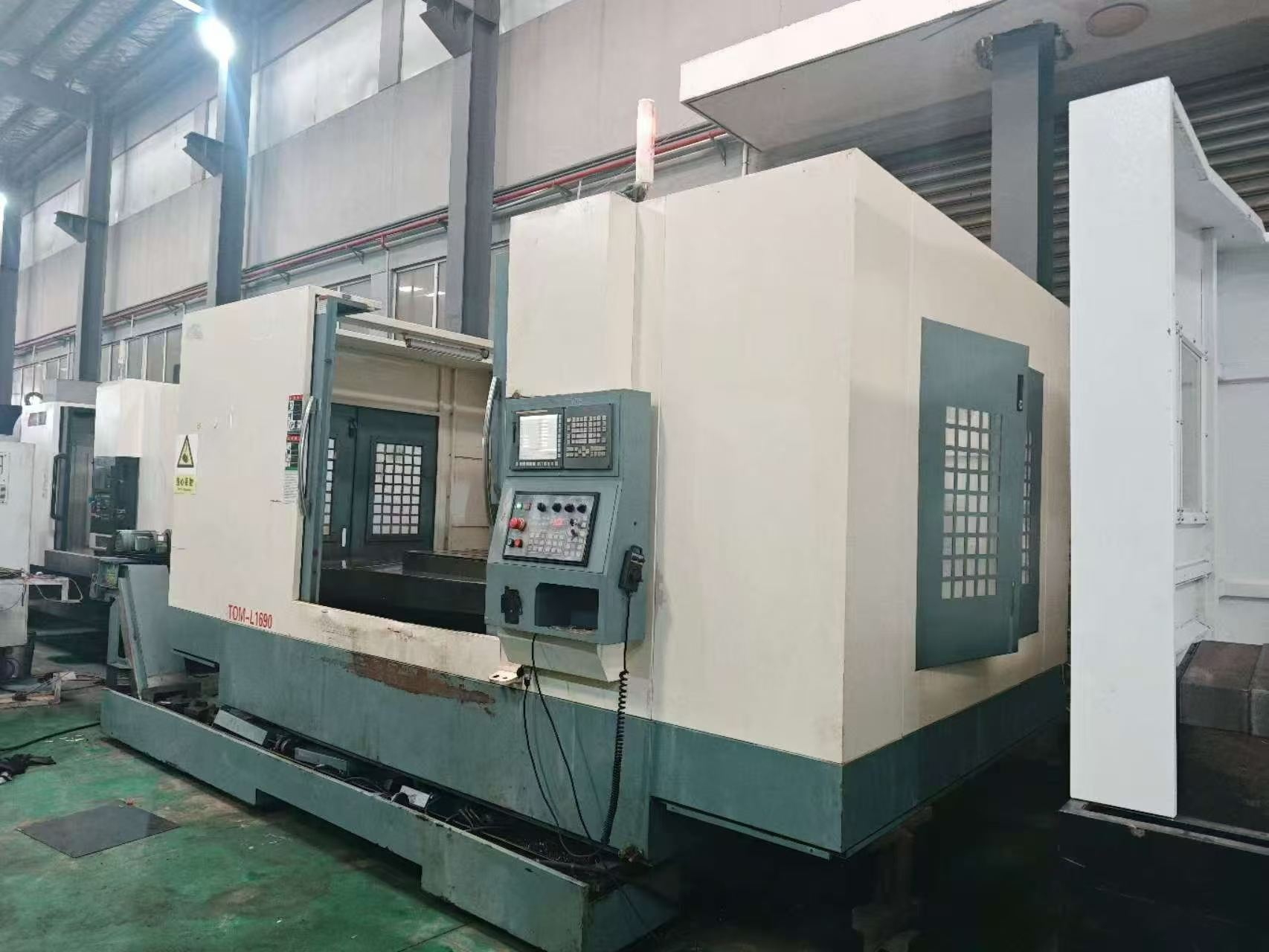 เครื่องกัด CNC แนวดิ่ง TOPONE TOM-L 1690 มือสอง พร้อมระบบควบคุม FANUC MF