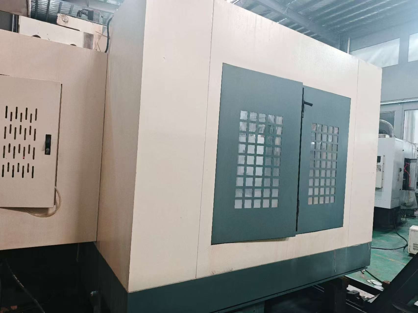 Used TOPONE TOM-L 1690 Vertical CNC Milling Machine with FANUC MF Control photo 3