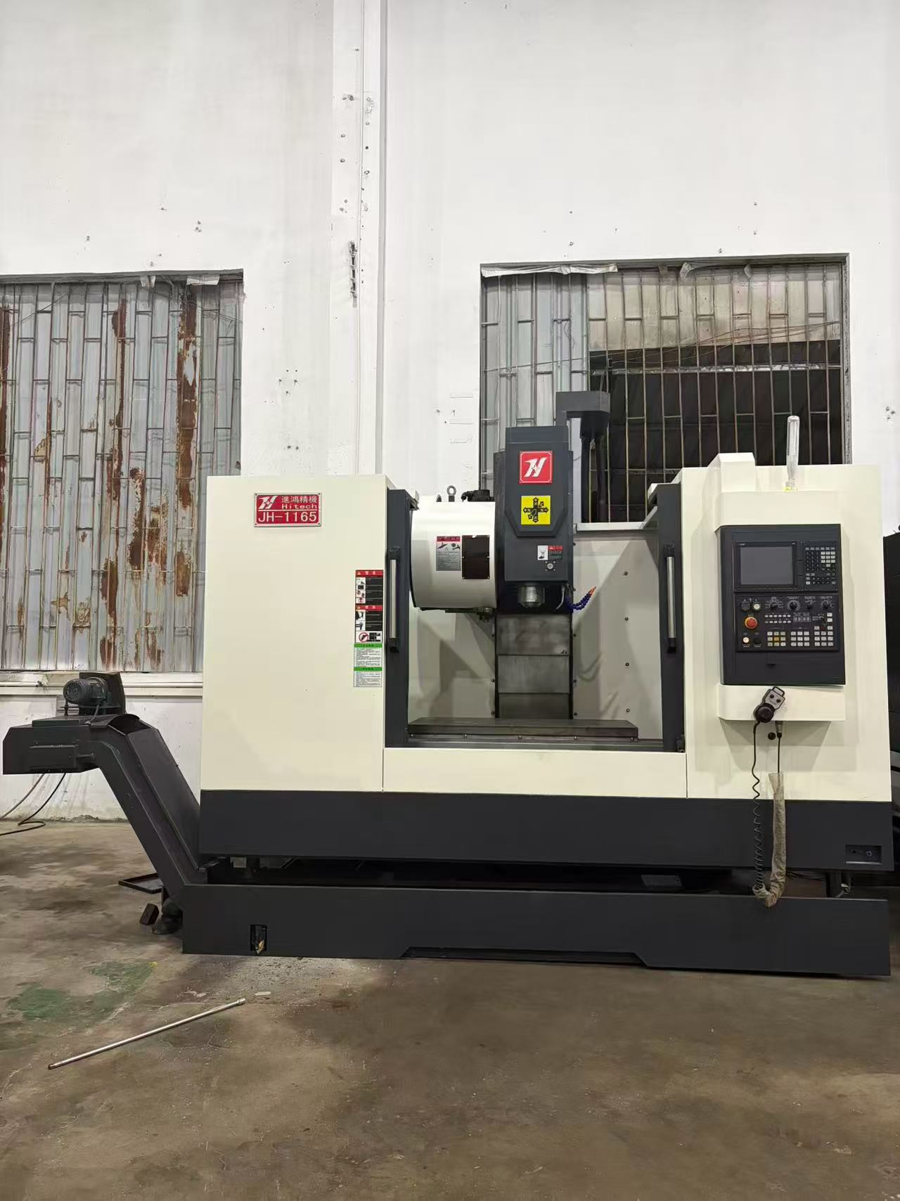 Centro de mecanizado vertical JIN HONG JH-1160 usado con control Mitsubishi M 80