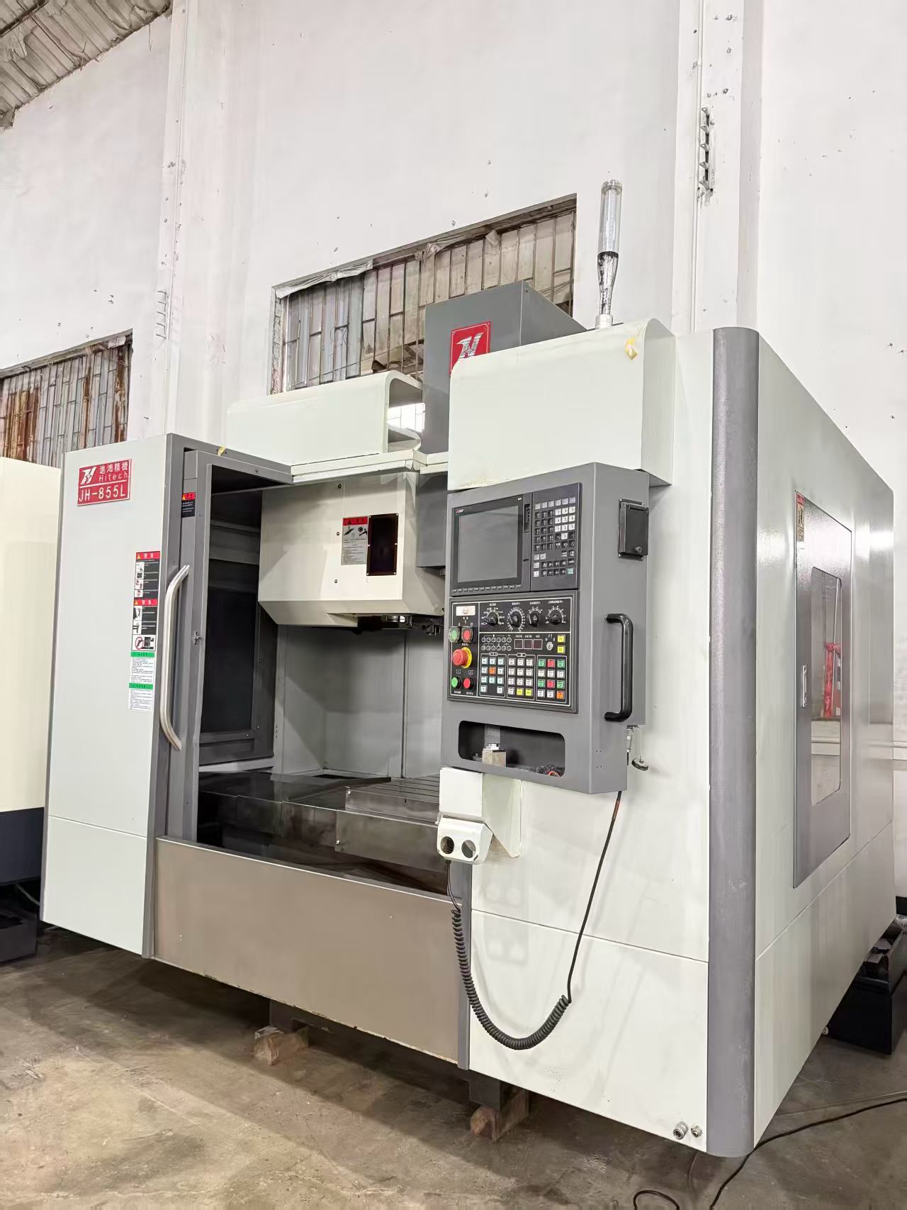 Centro de mecanizado vertical JIN HONG JH-855 L usado con control Mitsubishi M 80