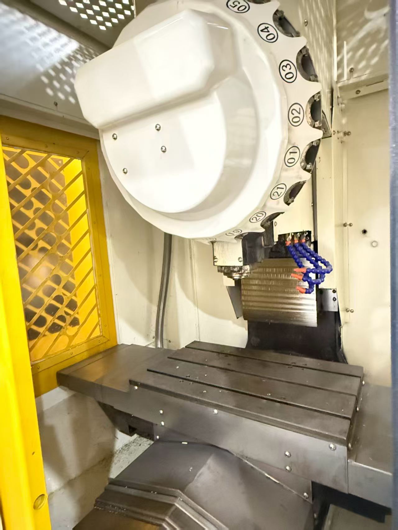 Used Jin Hong JH-T 600 CNC Drilling and Tapping Center with Mitsubishi M 80 Control photo 6
