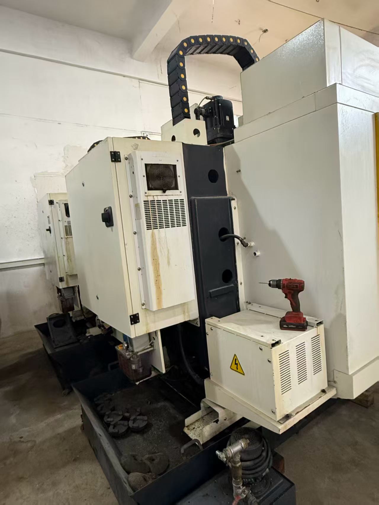 Used Jin Hong JH-T 600 CNC Drilling and Tapping Center with Mitsubishi M 80 Control photo 8