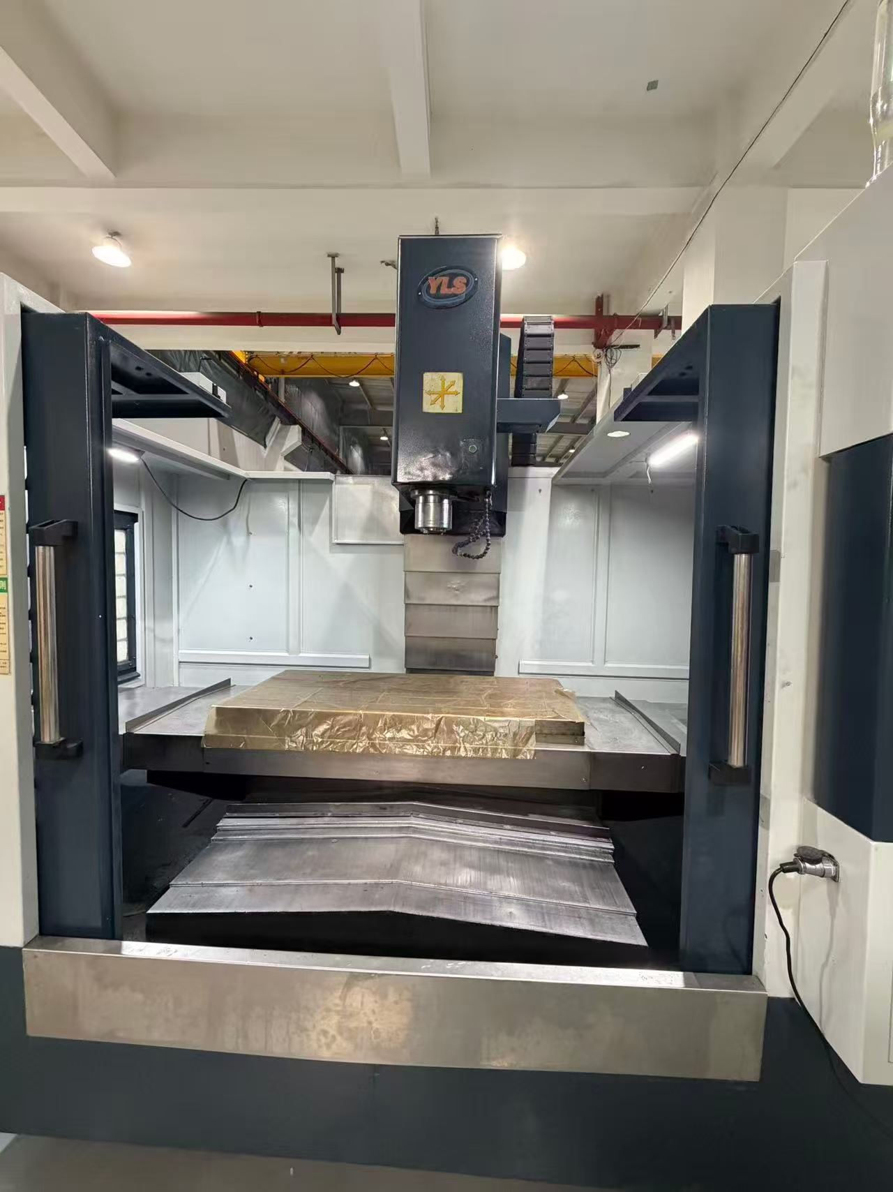 Used YLES VL 1270 Vertical CNC Milling Machine with FANUC 0i-MF Control photo 4