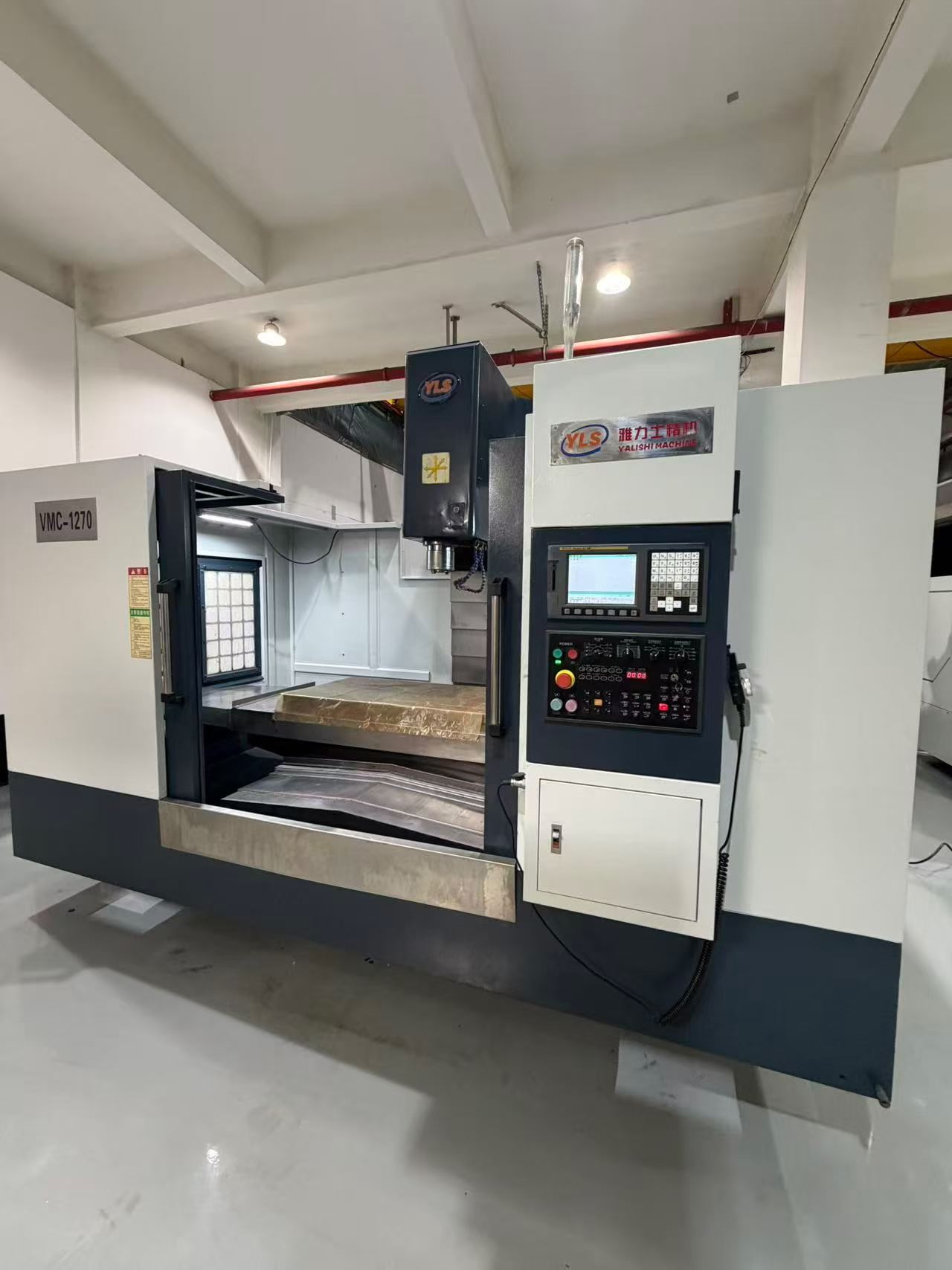Fresadora CNC vertical YLES VL 1270 usada con control FANUC 0i-MF