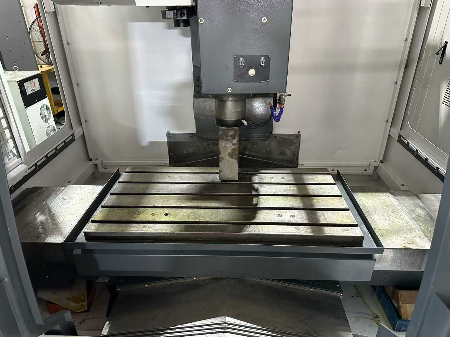 Used YCM FV 85 A Vertical Machining Center with FANUC MXP-200 i CNC Control photo 2
