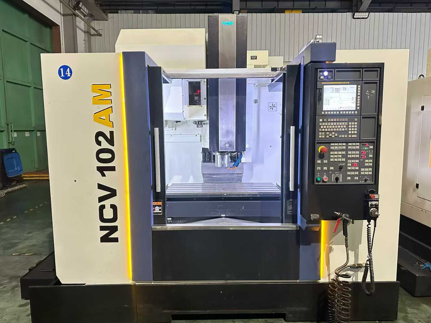 เครื่องแมชชีนนิ่งเซ็นเตอร์แนวตั้ง YCM NCV 102 AM มือสอง พร้อมระบบควบคุม FANUC MXP-200 FA