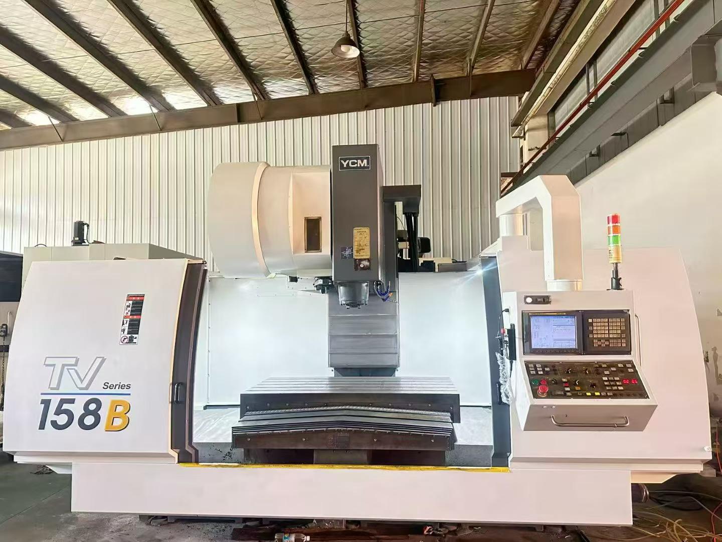 مركز التصنيع العمودي YCM TV158B المستعمل - مغزل BT50 برأس تروس 6,000 rpm، تحكم FANUC MXP-200 i، ATC بـ 24 أداة، قاعدة على شكل حرف T مقلوب