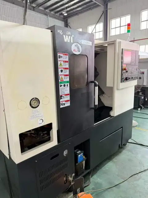 Torno CNC Hyundai WIA SE 2000 A de segunda mano con control FANUC