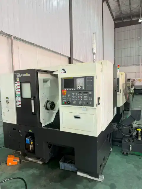 Torno CNC Hyundai WIA E 200 A usado con control FANUC