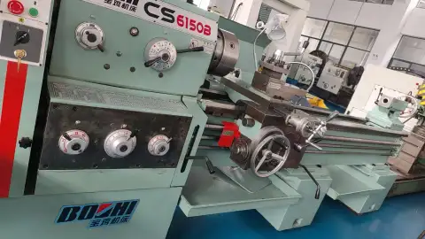 Torno convencional Baoji 6150 B usado, longitud de mecanizado 2000 mm