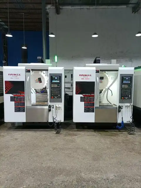 مركز حفر ولولبة MANKEE MK-3-T 650 SF مستعمل مع SYNTEC 22 MA