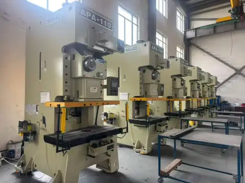 APA-110 Prensa troqueladora neumática de 110 toneladas con mesa grande