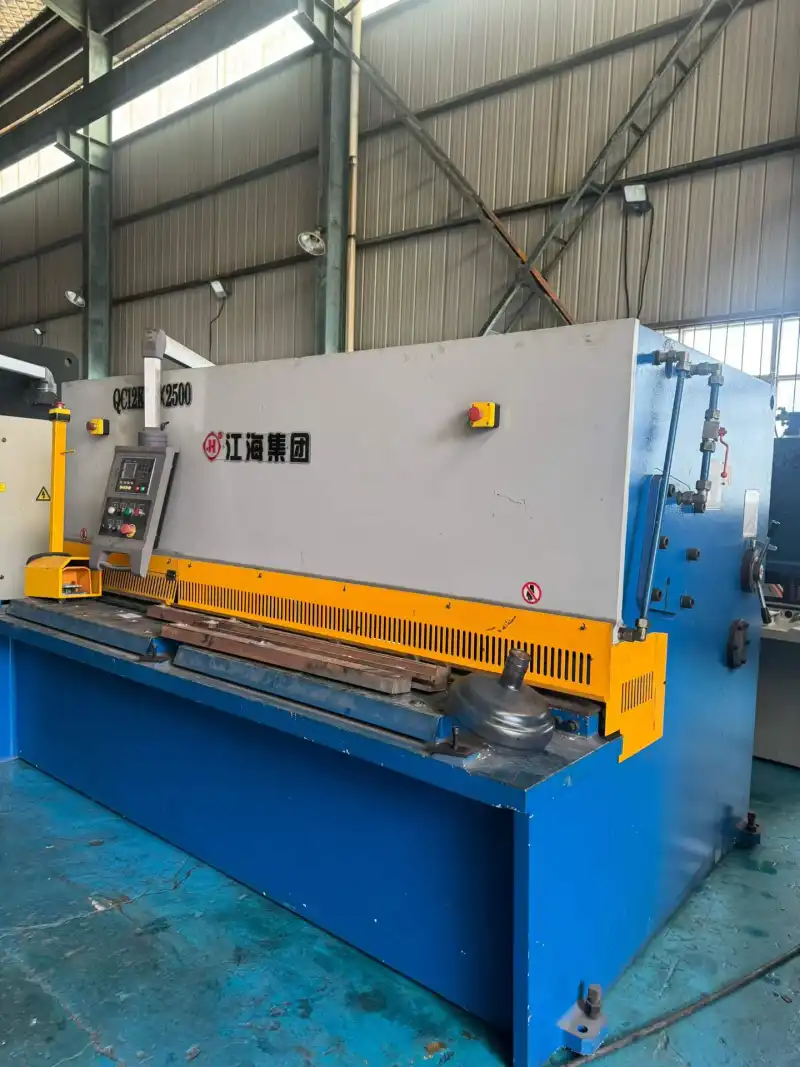 Used Jianghai QC 12 K-10 x 2500 CNC Hydraulic Swing Beam Shearing Machine photo 1