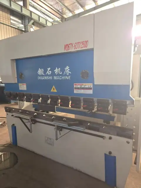 مكبس ثني CNC مزدوج السيرفو DUANSHI WD 67 Y-63 T/2500 مستعمل