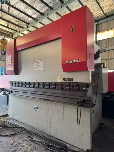 مكبس ثني هيدروليكي CNC مستعمل XINFU WC 67-200 T/3200