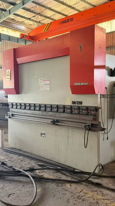Used Xinfu WC 67-200 T/3200 200-Ton Hydraulic Press Brake