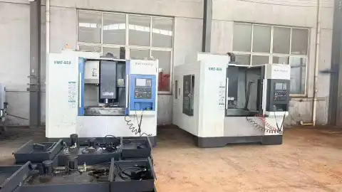 Pusat Pemesinan Vertikal Wanjiang VMC-855 Bekas dengan Kontrol SYNTEC 22 MA