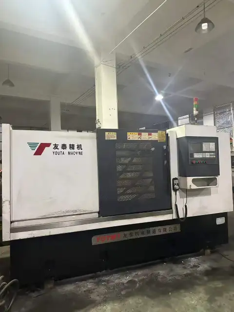 ماكينة تفريز الوجه النهائي وحفر الثقوب المركزية CNC YOUTAI ZK 8210-700 مستعملة