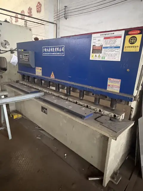 İkinci El Huduan QC 12 Y-6 x 2500 Hidrolik Salınımlı Kirişli Giyotin Makas