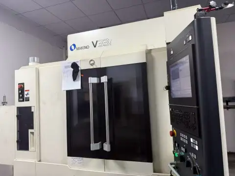 Pusat pemesinan vertikal Makino V 33 i bekas dengan spindel bermotor 30,000 rpm