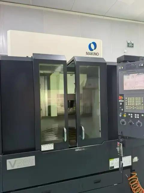 Pusat Pemesinan Vertikal Makino V 33 i Bekas – Spindle Bermotor 30.000 rpm