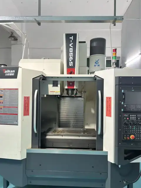Pusat Pemesinan Vertikal Taikan T-V 856 S Bekas dengan Kontrol Mitsubishi M 80