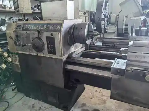 Torno horizontal CNC Shenyang CW 6163 B usado con control Anqiang AQ-2010 T