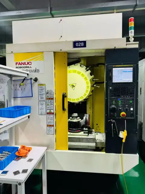 Centro de mecanizado vertical de 5 ejes FANUC Robodrill α-D 21 MiB usado