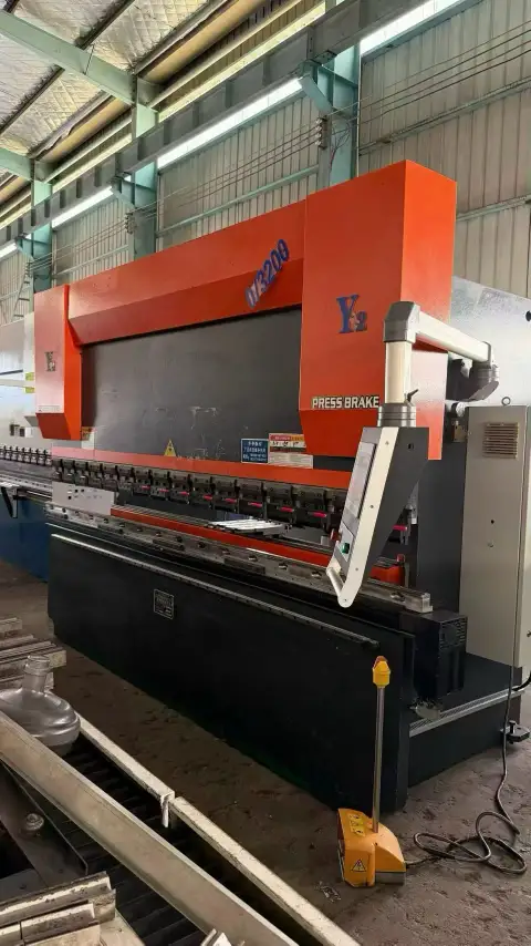 Used Nanjing Hualu D 13200 100-Ton 3.2 m Dual-Servo CNC Press Brake