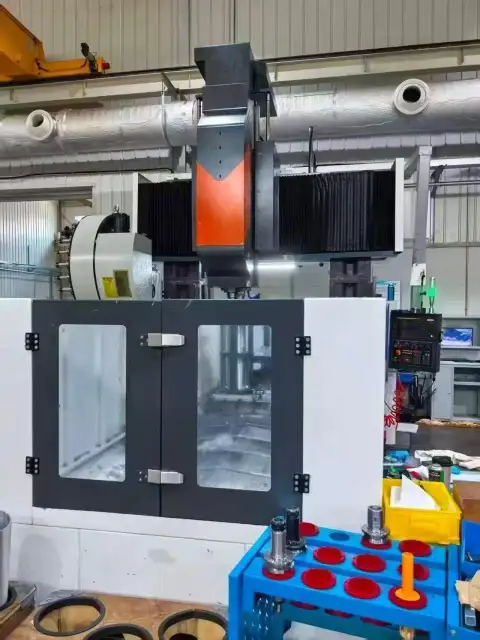 Pusat permesinan gantry bekas tahun 2013 dengan kontrol FANUC 0i-MF Plus, spindel BT50, dan magasin 24 pahat