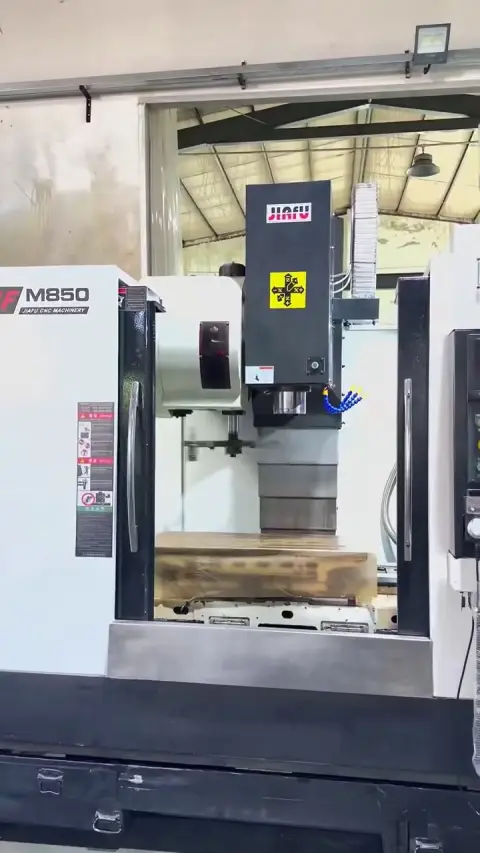 Centro de mecanizado vertical JIAFU M 850 usado con control Mitsubishi M 70