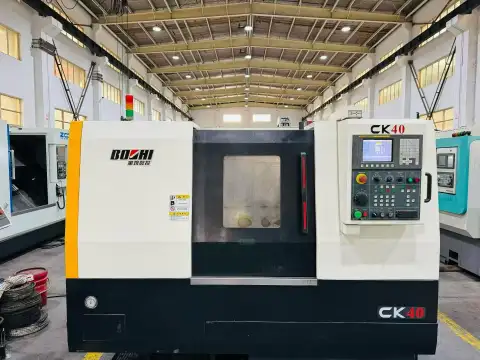 Torno CNC de bancada inclinada tipo torreta Baoji CK 40 S usado con FANUC 0i-TF