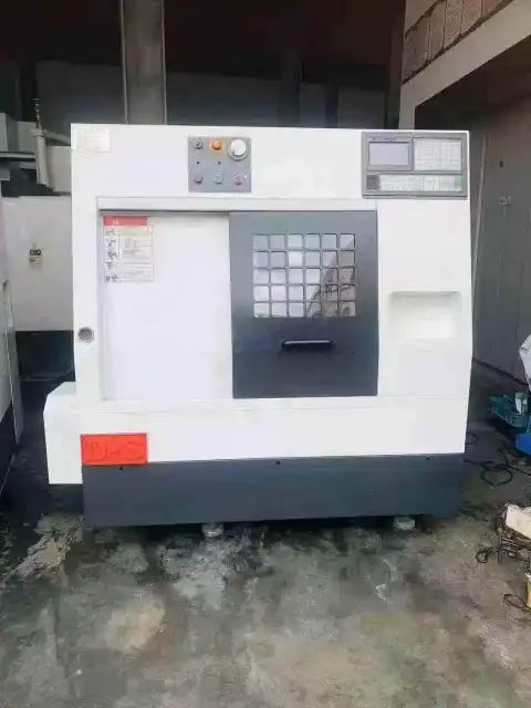 Torno CNC de bancada inclinada tipo gang Dongbu CXK 320-48-200 usado