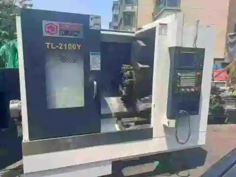 Torno-fresadora CNC de eje Y Huaji TL-2100 Y usado con control FANUC