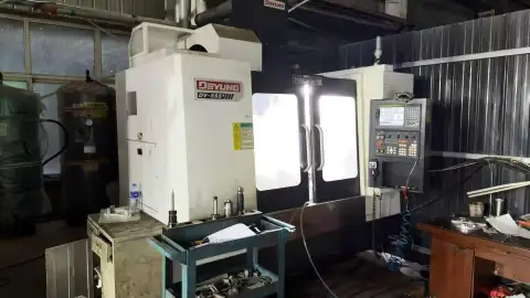 เครื่องแมชชีนนิ่งเซ็นเตอร์แนวตั้ง Deyang 855 มือสอง พร้อมระบบควบคุม FANUC