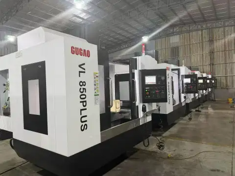 Centro de mecanizado vertical GUGAO VL 850 PLUS de segunda mano – Mitsubishi M 80, BT40 12,000 rpm, magazine de 24 herramientas, año 2000